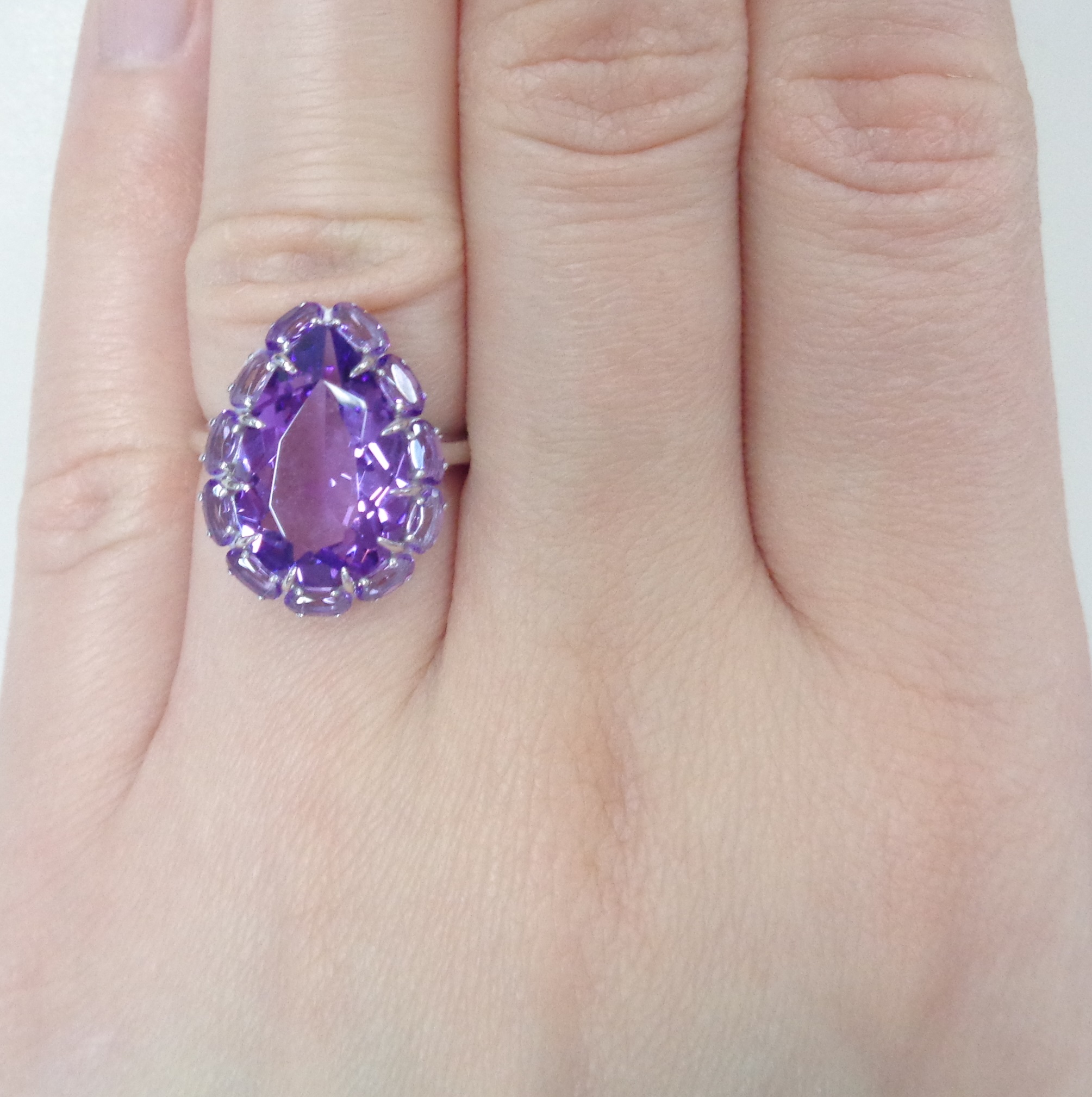 Серебряное кольцо с аметистами